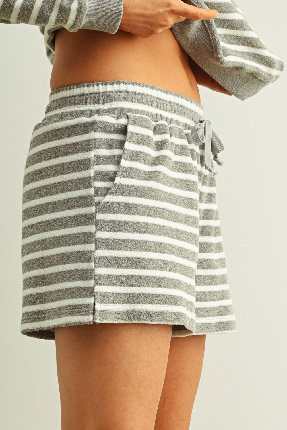 P6810ST   STRIPED PRINT RELAXED SHORT